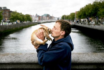 Ирландец с кроликом на мосту