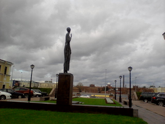 Памятник Ахматовой напротив 