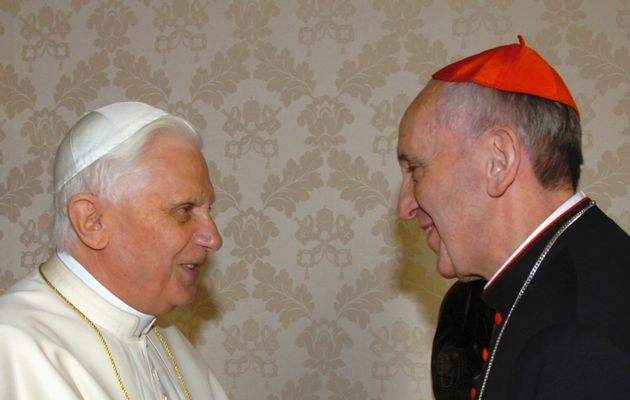 Папа Бенедикт XVI и кардинал Бергольо