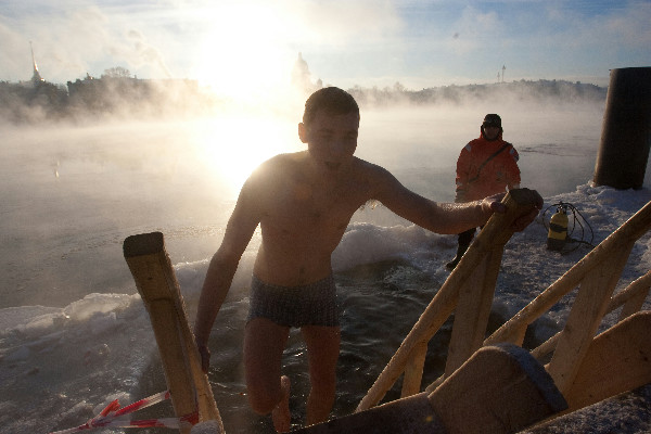 Купание в Неве 19.01.2013. Фотография Деловой Петербург Купание в Неве 19.01.2013. Фотография Деловой Петербург