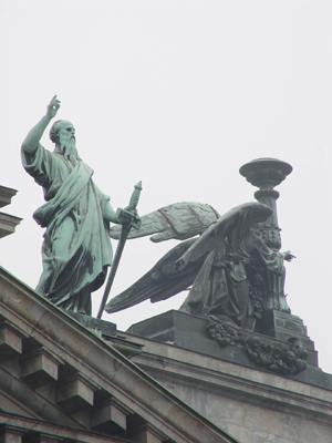 Апостол Павел и Ангел со светильником на крыше Исаакиевского собора в Петербурге (И.П.Витали (1794-1855))
