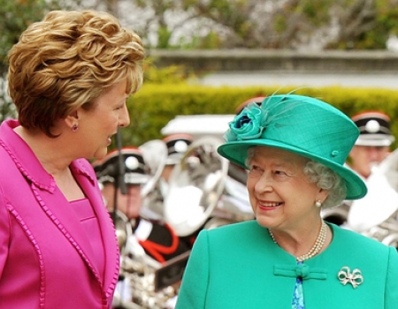 Исторический визит английской королевы в Ирландию в мае 2011 года, (бывшая) президент Ирландии Мэри Макалис и Елизавета II