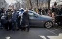 26.03.17: Москва, активисты не дают проехать машине с арестованным Навальным. Фотограф: Максим Шеметов