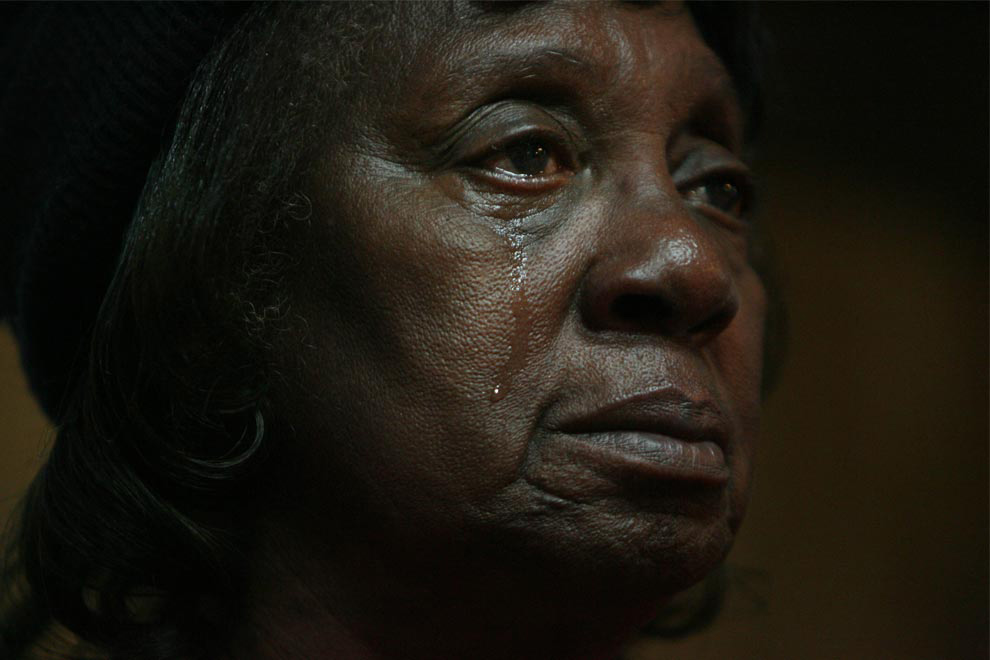 74-летняя Верти Ходж плачет на бульваре Мартина Лютера Кинга