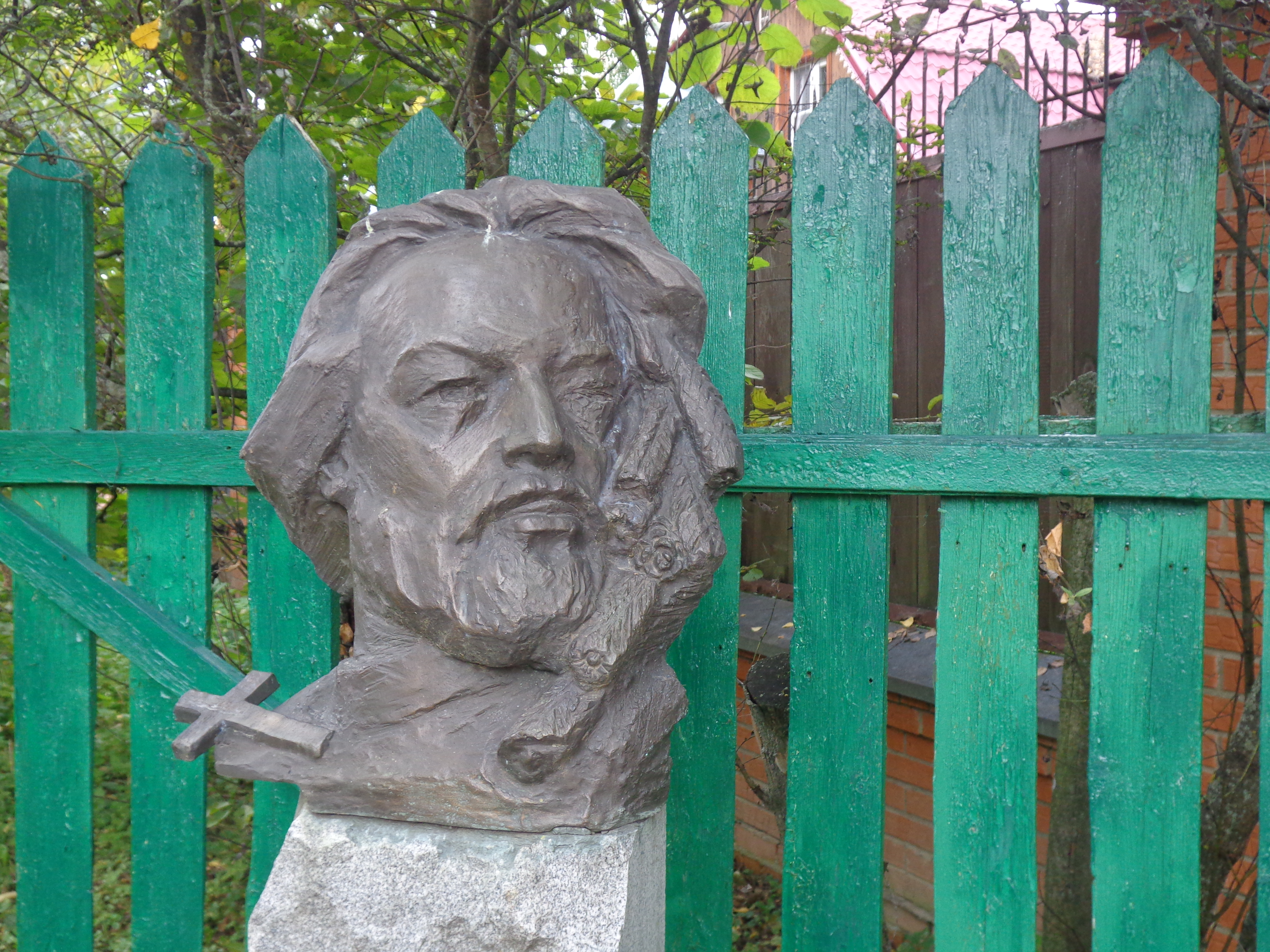 Памятник Александру Меню у его дома, на месте гибели